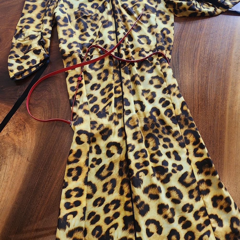 Marc Javobs Leopard Print V-Neck Midi Dress in Yellow - Picture 6 of 7
